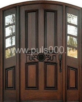 Входная арочная дверь c боковым остеклением и массивом АР-37